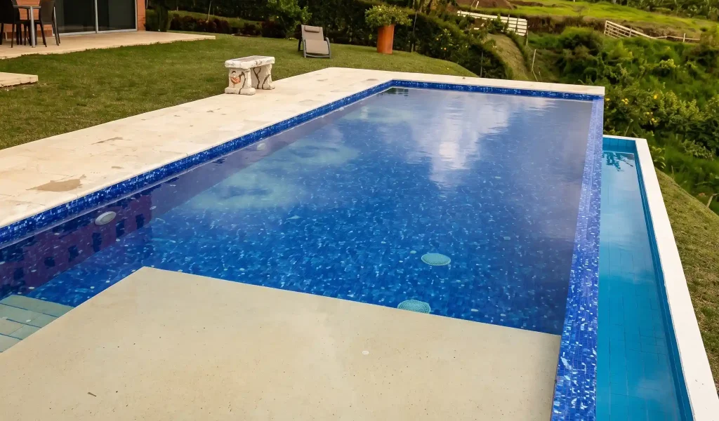 Piscinas y Obras PCYR Medellin, Antioquia, construccion y reforma de piscina infinita en antioquia