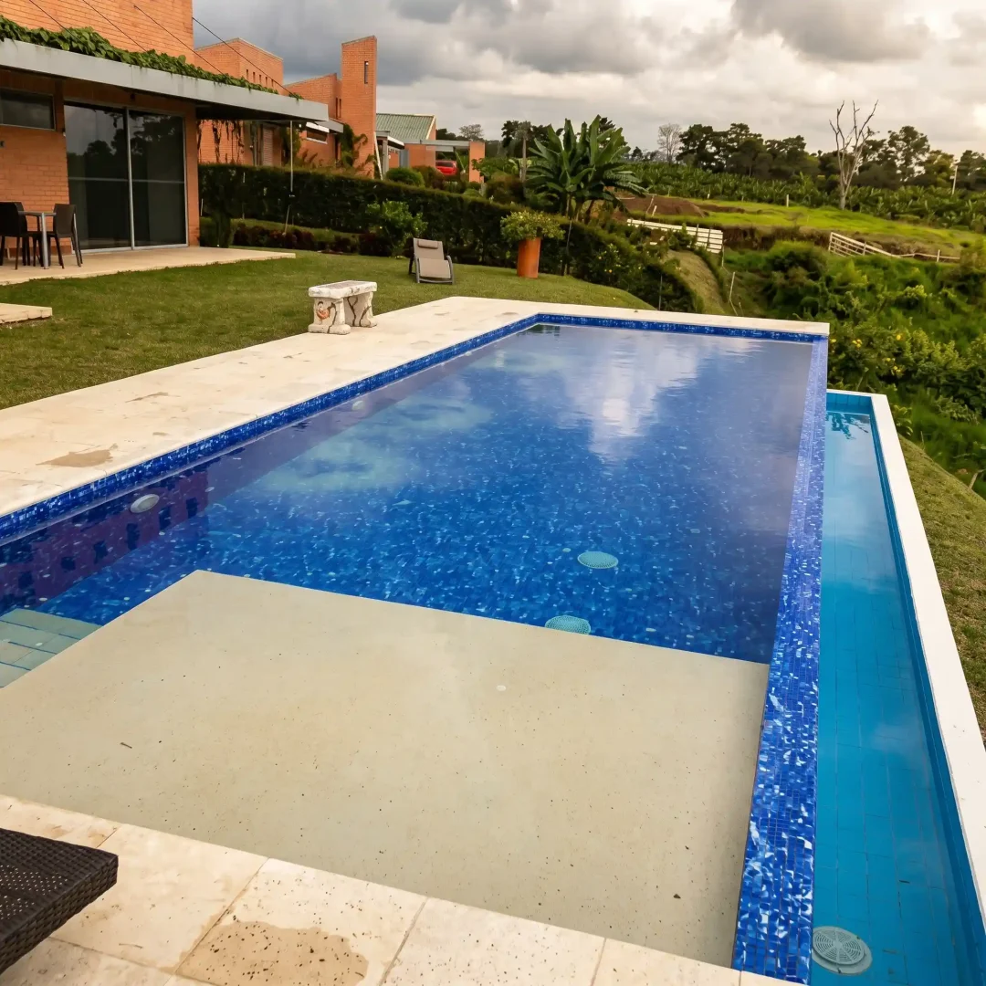 Piscinas y Obras PCYR Medellin, Antioquia, construccion y reforma de piscina infinita en antioquia