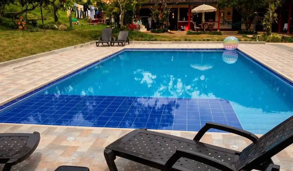 Piscinas y Obras PCYR Medellin, Antioquia piscinas en mosaico con andenes y playa