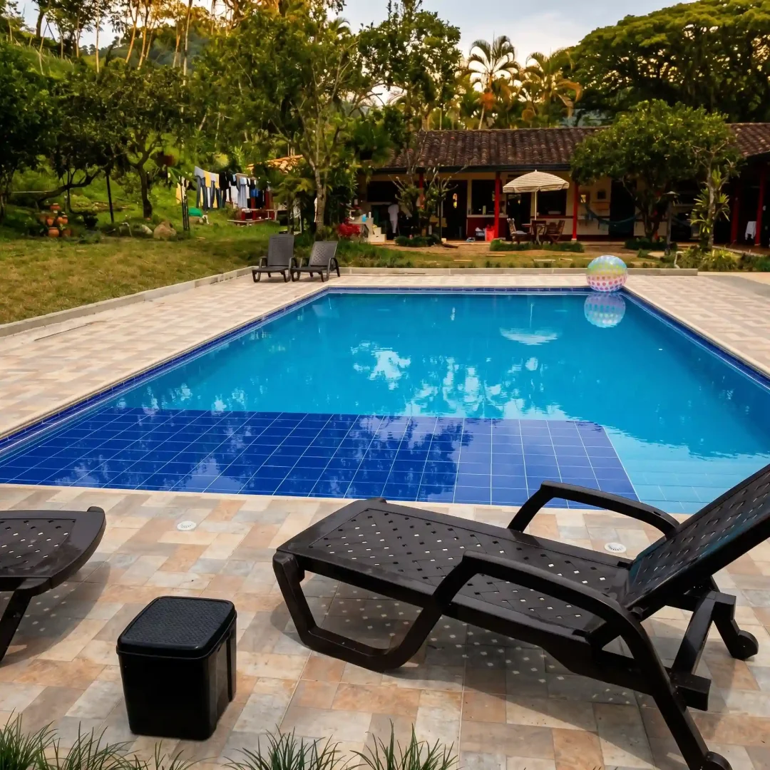 Piscinas y Obras PCYR Medellin, Antioquia piscinas en mosaico con andenes y playa