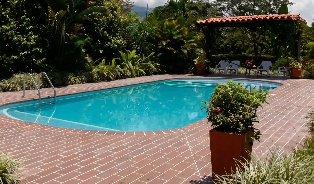 Piscinas y Obras PCYR Medellin, Antioquia con pergola, playa y andenes