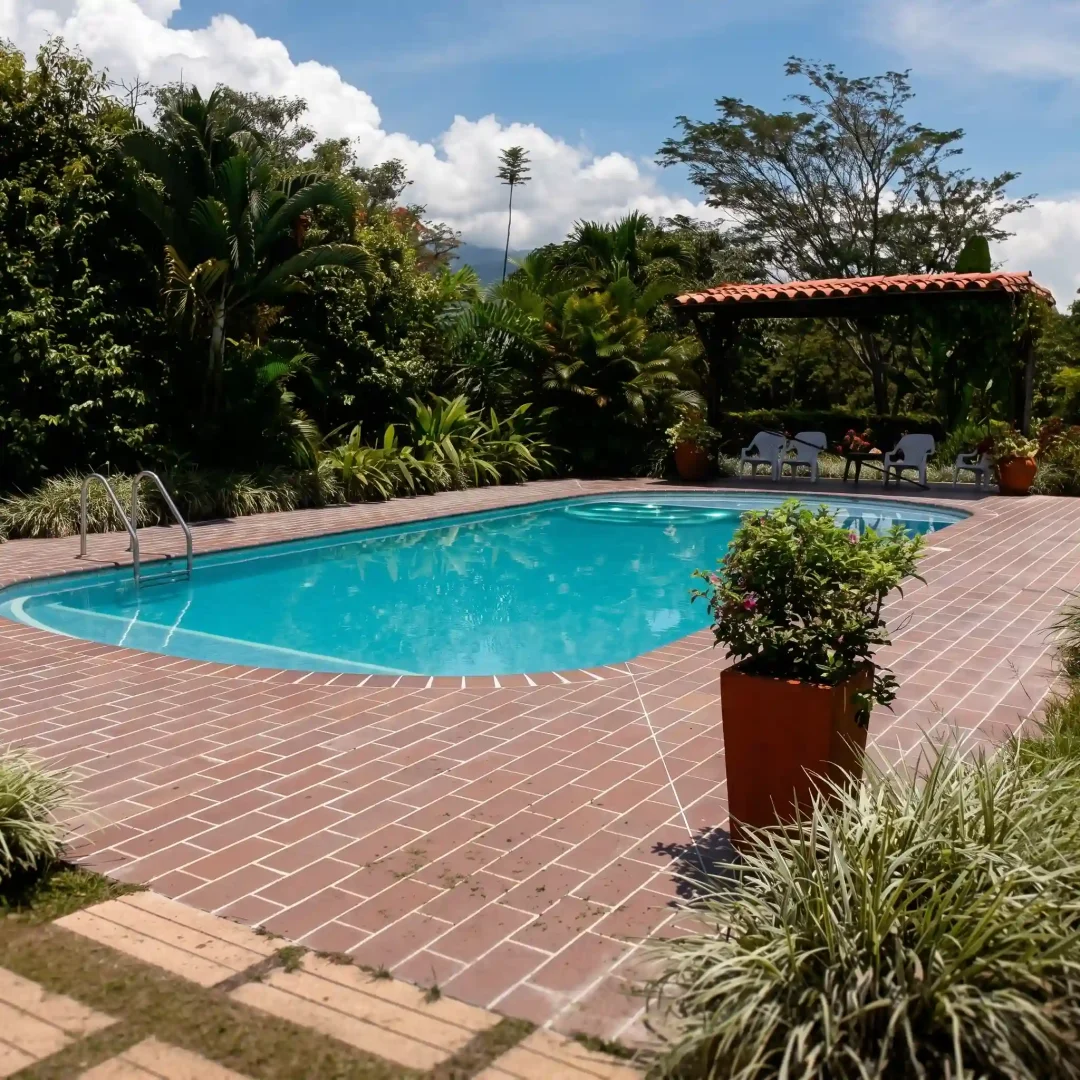 Piscinas y Obras PCYR Medellin, Antioquia con pergola, playa y andenes