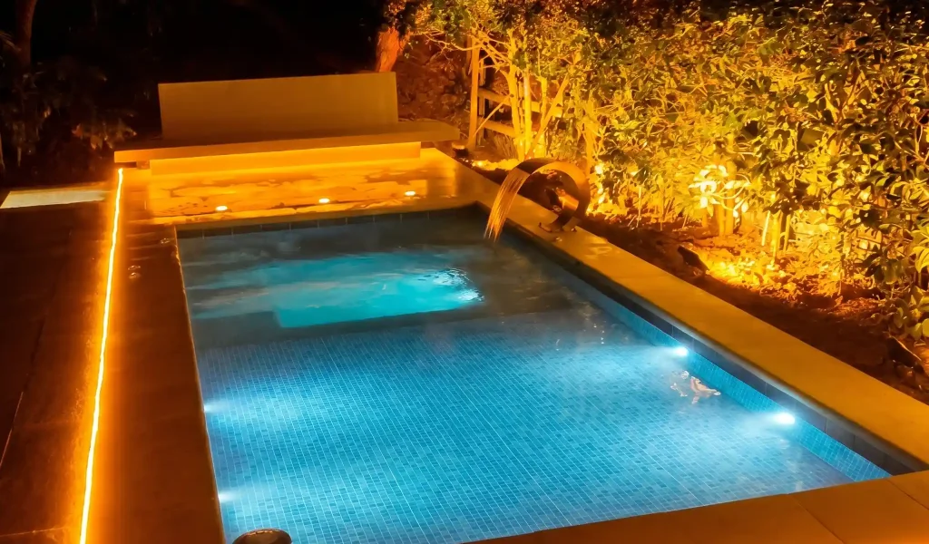 Piscinas y Obras PCYR Medellin, Antioquia piscina con luces y cascada