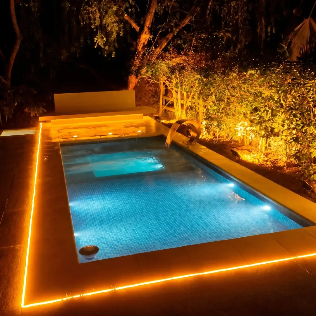 Piscinas y Obras PCYR Medellin, Antioquia piscina con luces y cascada