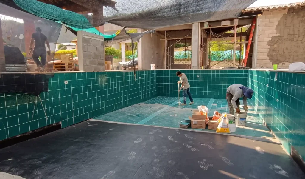 Piscinas y Obras PCYR Medellin, Antioquia, construccion de piscina con azulejos y mosaicos en antioquia