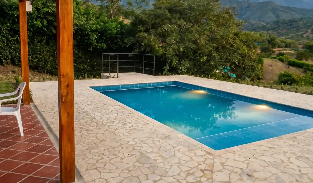 Piscinas y Obras PCYR Medellin, Antioquia, con luces y playa