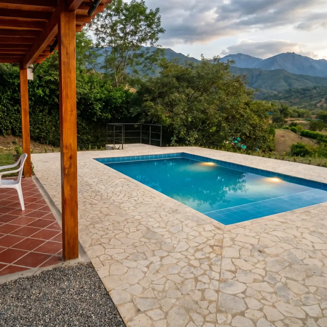 Piscinas y Obras PCYR Medellin, Antioquia, con luces y playa